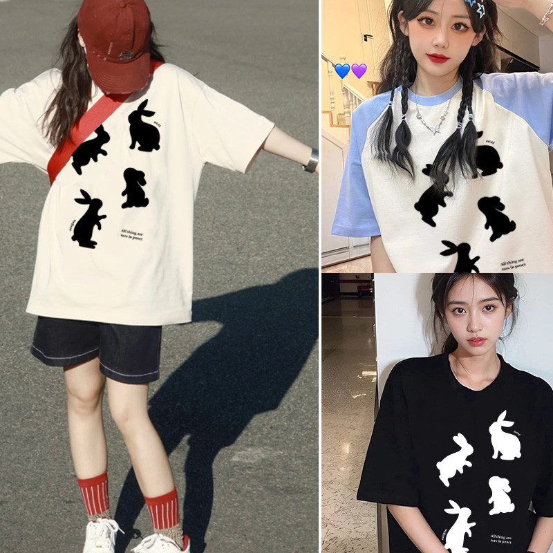 มีสินค้าบีน์ เตรียมจัดส่ง คุณจิง เสื้อเสื้อยืดน่ารักการ์ตูนกระต่ายแบบคอกลมแขนสั้นผ้าฝ้ายสีขาวสีดํา ไม่จํากัดเพศ