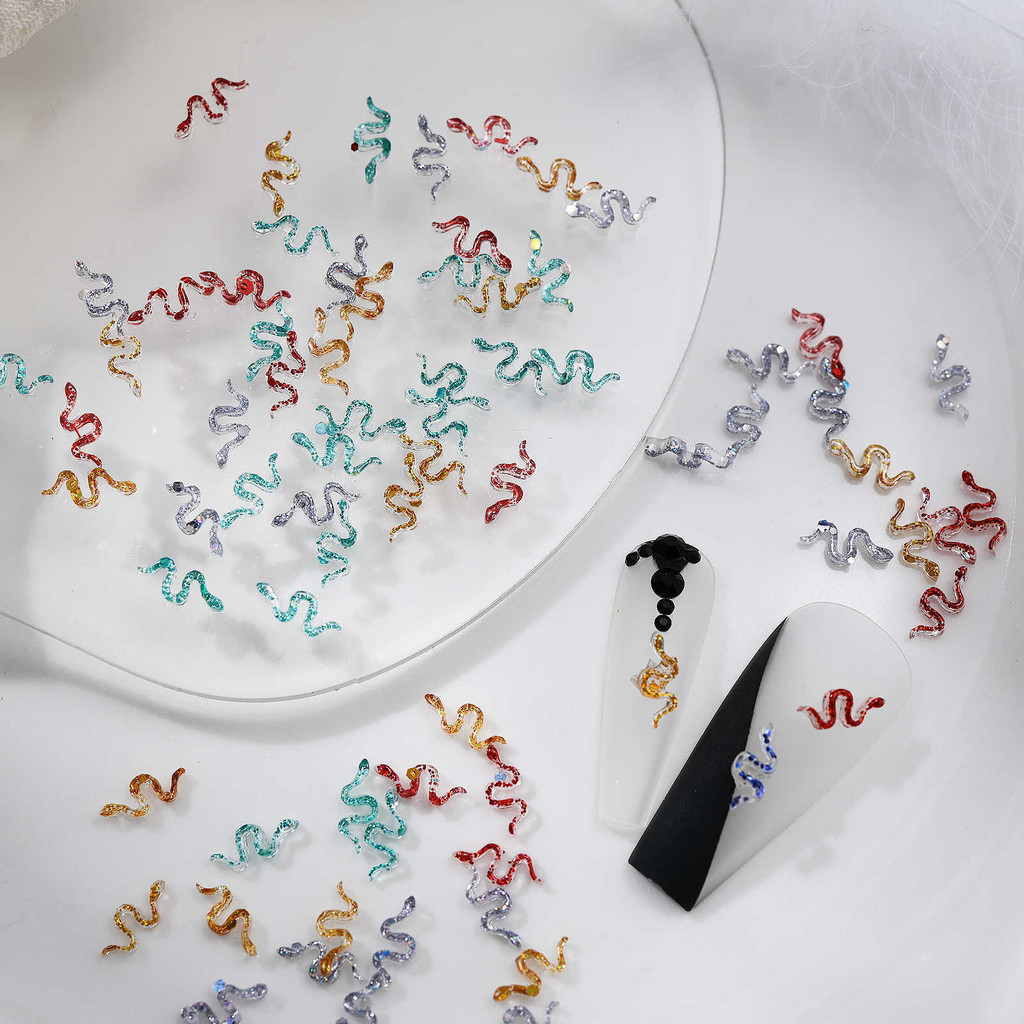 ตกแต่งเล็บสติกเกอร์ DIY เล็บ Charms งูเรซิ่นปีใหม่ Coloful Mini Mix 50 ชิ้น