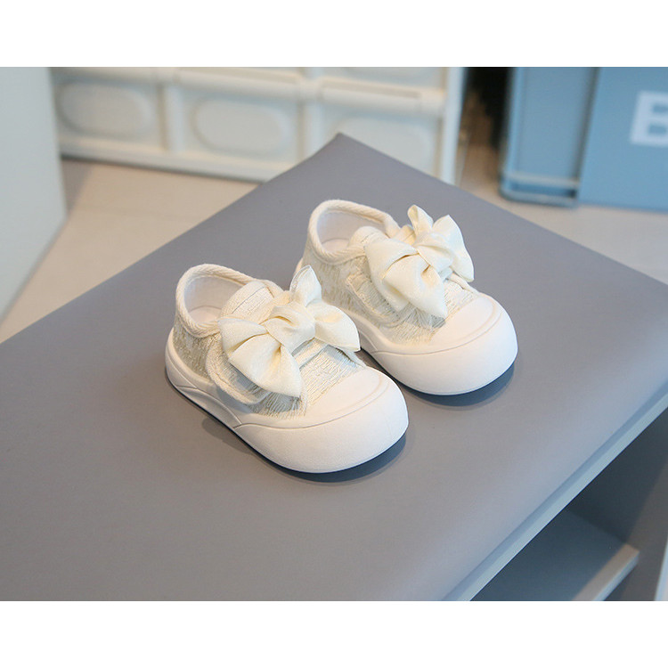 เด็กทารกเดินรองเท้านิ้วเท้าหมวกสาวผ้าใบรองเท้าโบว์ใหญ่2025ใหม่แฟชั่นเด็กรองเท้าเจ้าหญิงลื่นนุ่มแต่เพียงผู้เดียว - รูปที่ 7