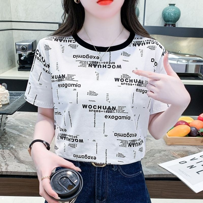 จดหมายพิมพ์แขนสั้นเสื้อยืดผู้หญิง 2025 สไตล์ใหม่ฤดูร้อนหลวมลําลองสุภาพสตรีครึ่งแขนสีขาวด้านบน อิน อิ