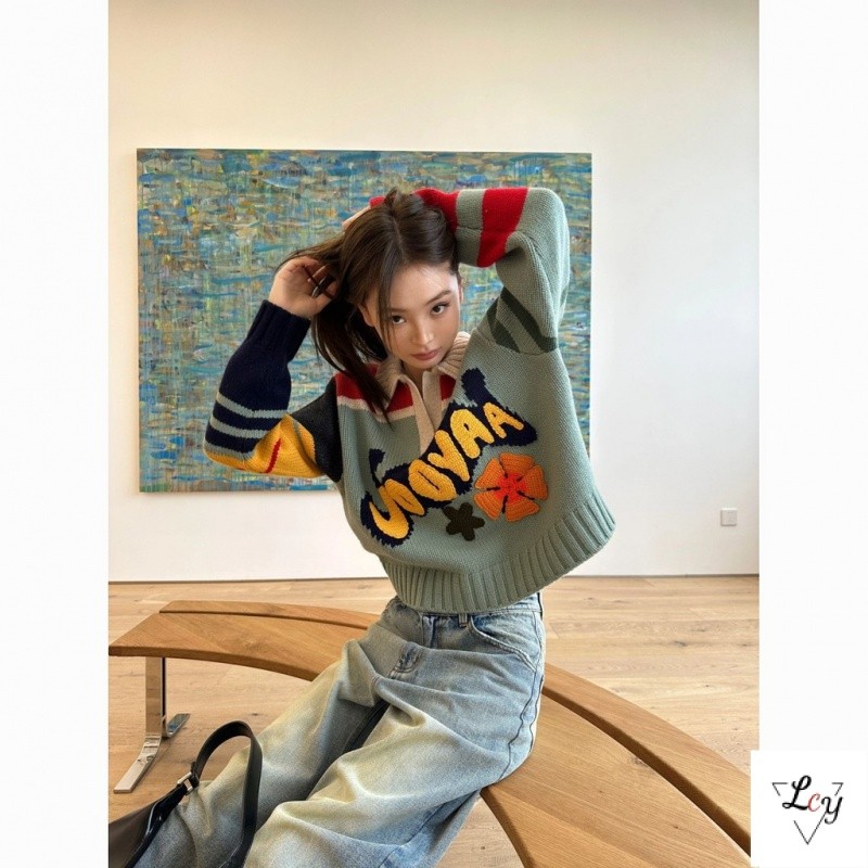 เสื้อสเวตเตอร์ถักสามมิติขนาดใหญ่เสื้อสเวตเตอร์ฝรั่งเศสเสื้อสเวตเตอร์เกาหลีเสื้อสเวตเตอร์ถักคอปกพิมพ์ลายตัวอักษรสีคอนทราสต์เสื้อสเวตเตอร์ถักผู้หญิงฤดูใบไม้ร่วงและฤดูหนาวแบบใหม่หลวมเฉพาะกลุ่มเสื้อสเวตเตอร์ผู้หญิงไซส์ใหญ่
