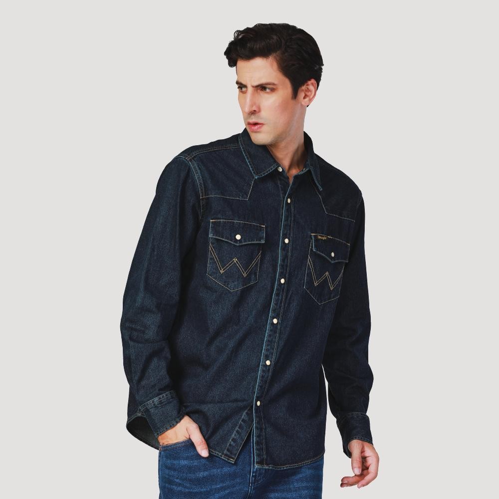 WRANGLER เสื้อเชิ้ตแขนยาวผู้ชาย คอลเลคชั่น Legend Of Wrangler FW24 รุ่น WR F124MSHLN05 สียีนส์เข้ม