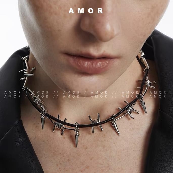 Dark Gothic subculture, thorny entanglements, พังก์ลวดเหล็ก, หมุดโลหะ, ช่องบุคลิกภาพ, ฮิปฮอป, โซ่กระดูกไหปลาร้าผู้ชายและผู้หญิง