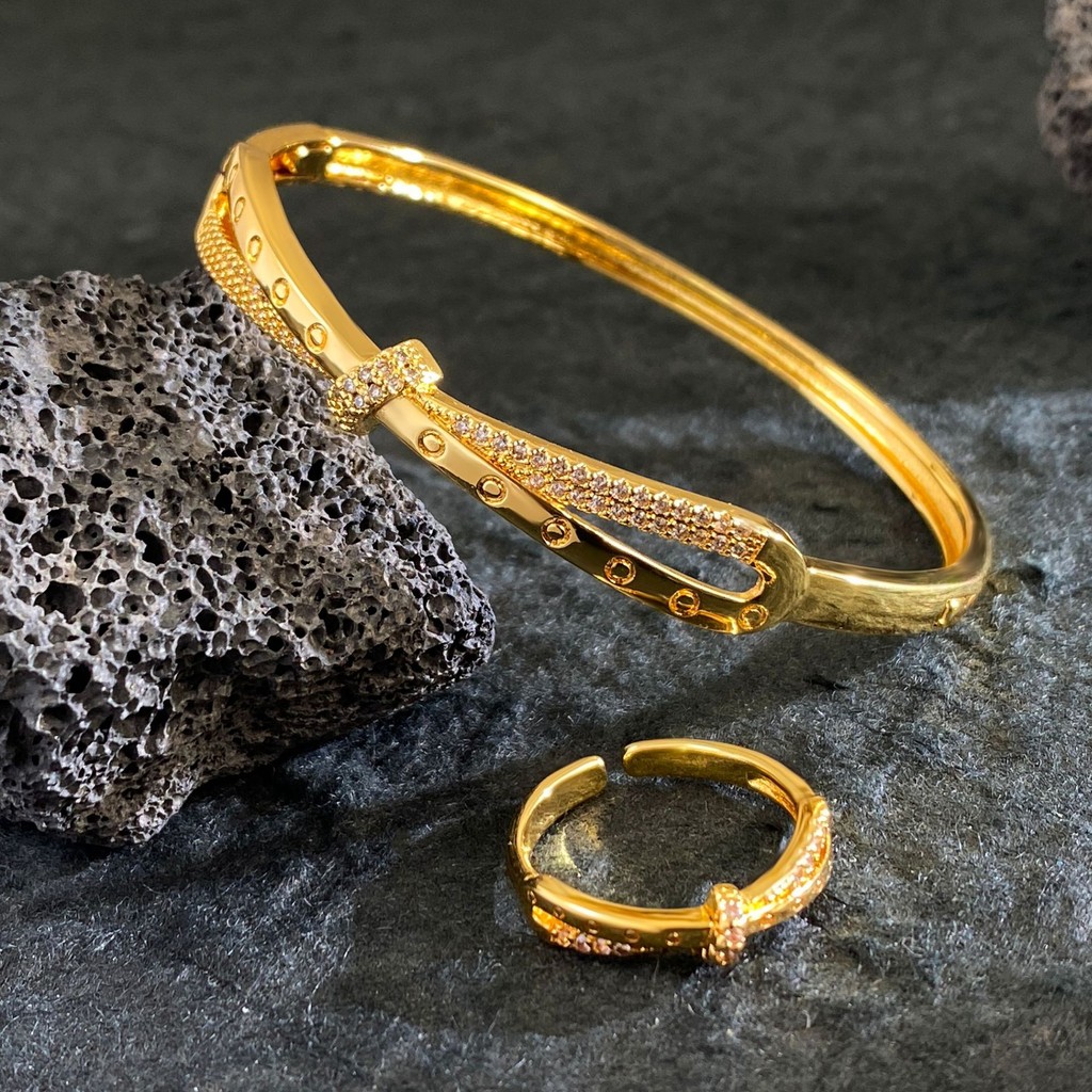 เข็มขัดหัวเข็มขัดออกแบบคุณภาพสูงฝังเพทายไทเทเนียมเหล็กสร้อยข้อมือผู้หญิง/แหวนทุกการแข่งขันแฟชั่นบรรยากาศชุดของขวัญที่ดีที่สุดส