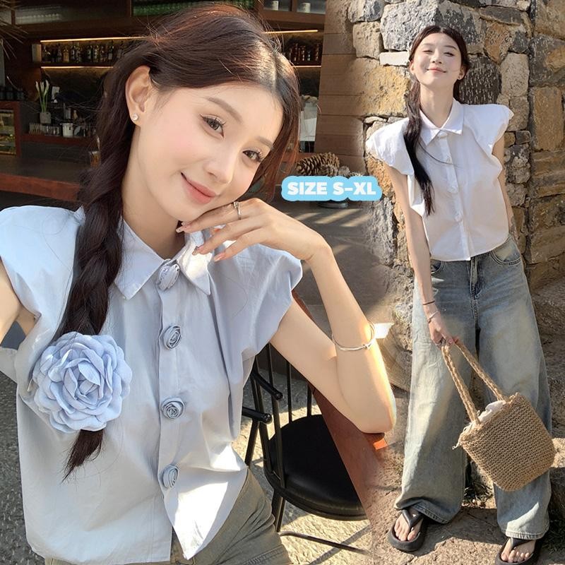 Mimi&Didi เสื้อครอปสีขาวหวานและน่ารักแขนพอง เสื้อเชิ้ตคอปกโปโลสไตล์เกาหลี ลายดอกไม้ 3 มิติ สำหรับผู้หญิง#W590
