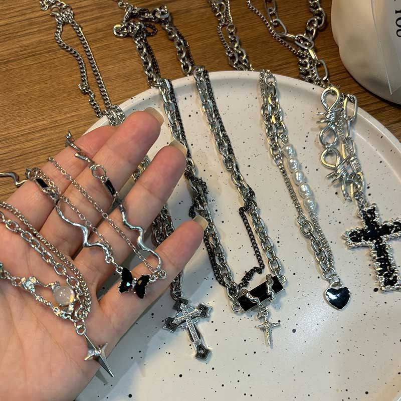 แนวโน้มฮิปฮอปข้ามสีดํา พลอยเทียม จี้สร้อยคอสําหรับผู้หญิงผีเสื้อเสื้อกันหนาวโซ่เครื่องประดับ