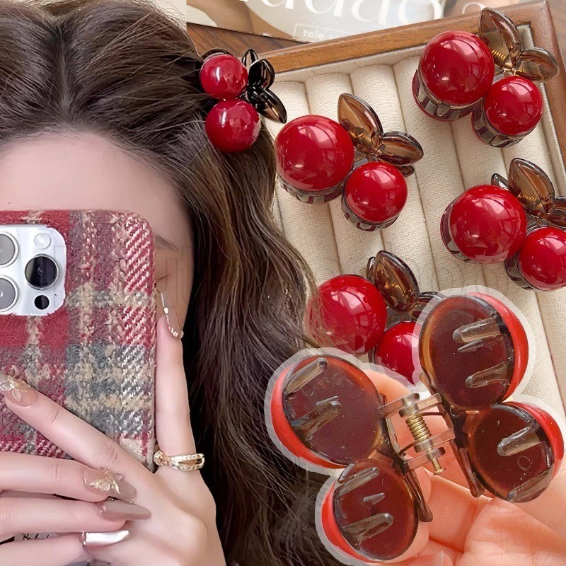 [ แนะนํา] Ankela Red Cherry Hair Claw – คลิปคว้าหางม้าสูง – กิ๊บติดผมผู้หญิงเกาหลี – หมวกสาวหวาน – เครื่องประดับผมพลาสติก – เครื่องมือจัดแต่งทรงผมแฟชั่น ราคา ถูกที่สุด ดีลบีเคเค