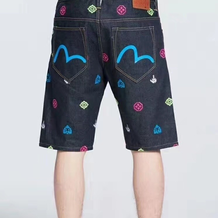 ขาสั้นยีนส์ผู้ชายแบบหลวมปักลายใหม่จาก Evisu