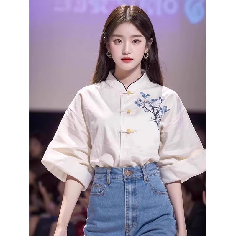 ใหม่เสื้อผ้าสตรีจีน 2024 ปรับปรุง กลิ่นฉุน ชุด ผอมลง ดูด้านบนแฟชั่นสีขาว หยด ไหล่แขนเสื้อปักเสื้อ 11.26