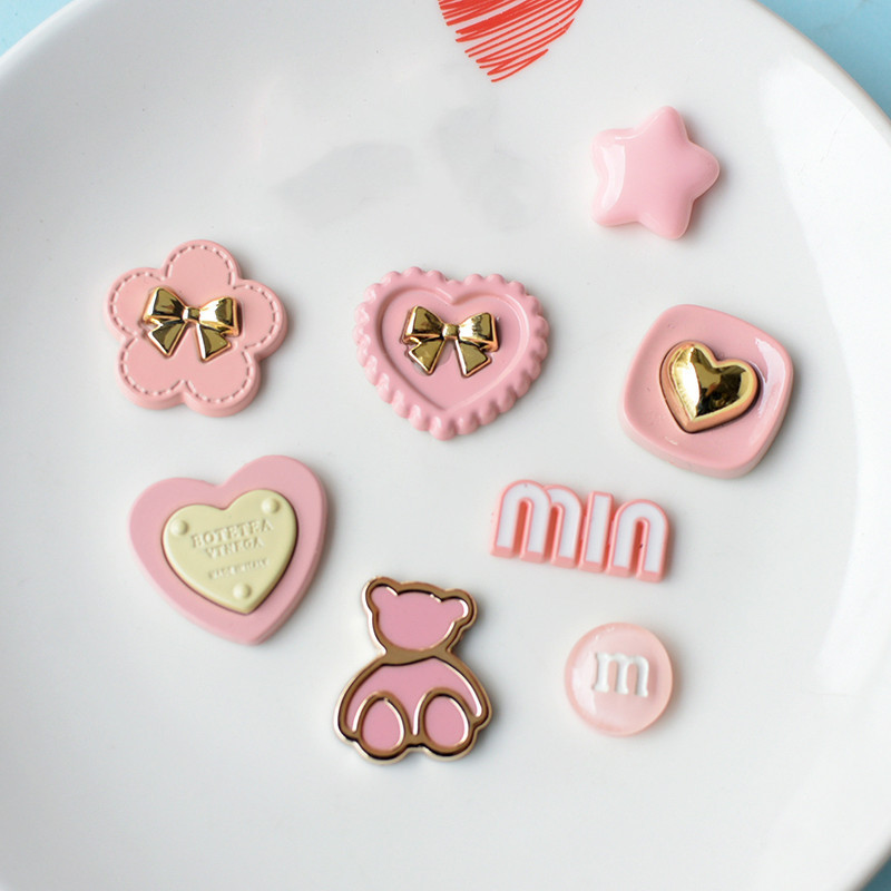 Min Pink Ribbon Little Bear Love DIY Croc Jibitz INS Charm ปุ่มอุปกรณ์เสริมสําหรับหัวเข็มขัดรองเท้าอุปกรณ์เสริมตกแต่งรองเท้า