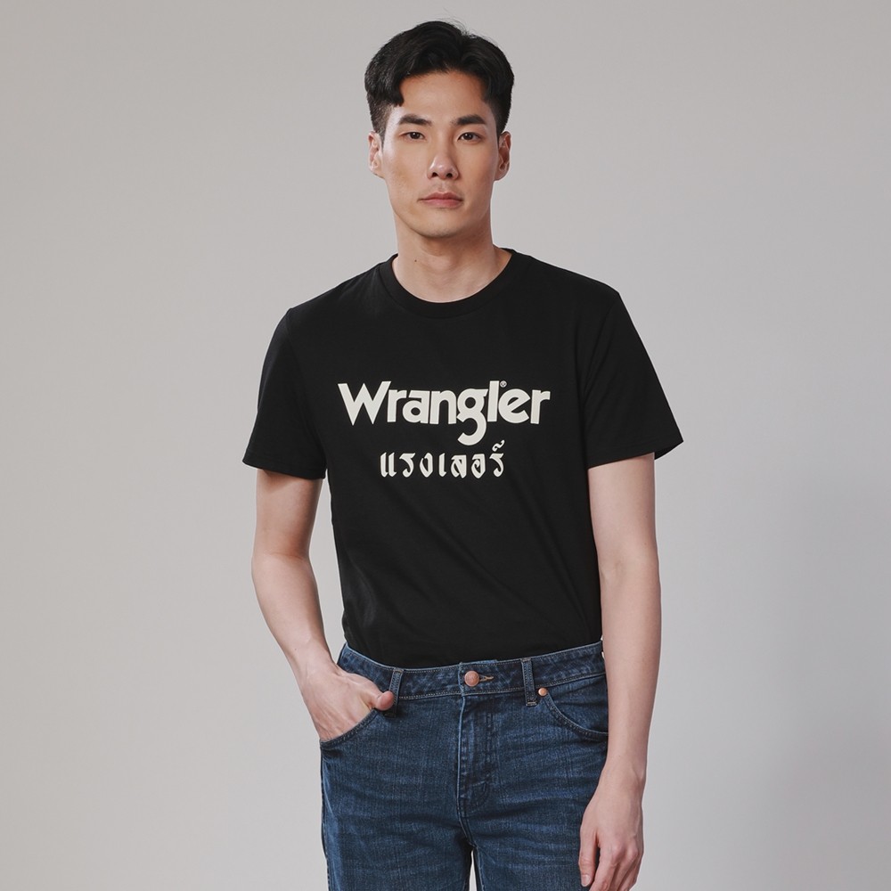 WRANGLER เสื้อยืดแขนสั้นผู้ชาย คอลเลคชั่น Legend Of Wrangler FW24 รุ่น WR F224MTSSN20 สีดำ