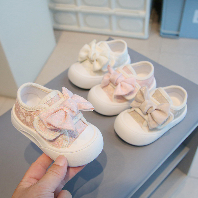 เด็กทารกเดินรองเท้านิ้วเท้าหมวกสาวผ้าใบรองเท้าโบว์ใหญ่2025ใหม่แฟชั่นเด็กรองเท้าเจ้าหญิงลื่นนุ่มแต่เพียงผู้เดียว