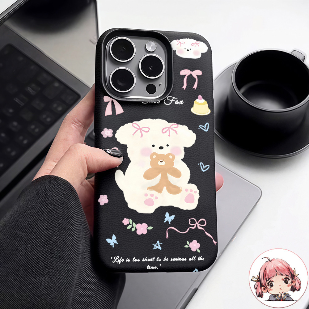 🔥 GOOD 🔥 เคสเหมือนเปลือกลิ้นจี่ สุนัขสีขาวหยิกน่ารักถือตุ๊กตาหมี สําหรับ IPhone 16 15 13 12 11 7 8plus Pro Promax XR XS