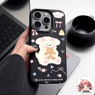 🔥 GOOD 🔥 เคสเหมือนเปลือกลิ้นจี่ สุนัขสีขาวหยิกน่ารักถือตุ๊กตาหมี สําหรับ IPhone 16 15 13 12 11 7 8plus Pro Promax XR XS