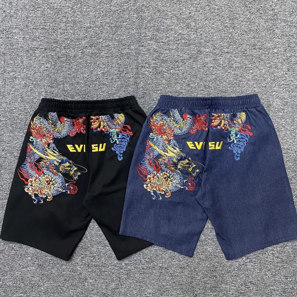 ขาสั้นยีนส์ผู้ชายแบบหลวมบางที่มีการปักลาย Evisu