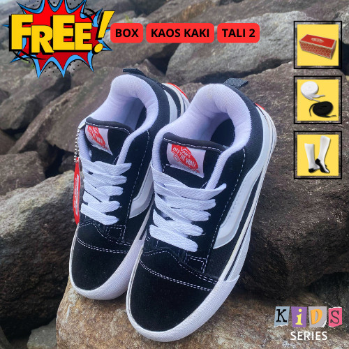 Knu Skool รองเท้าผ้าใบสีดําและสีขาวสําหรับเด็กและเด็ก