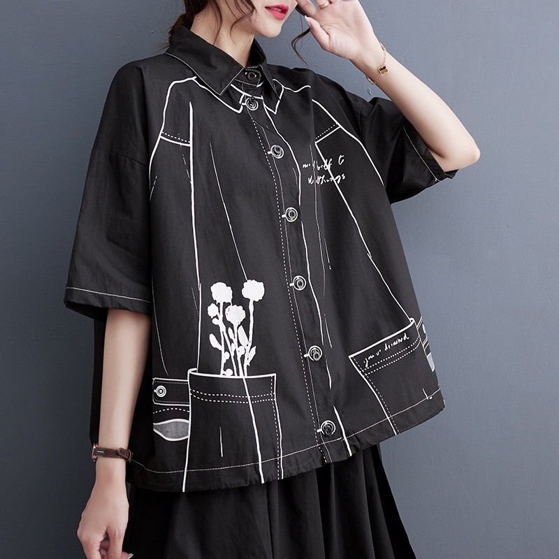 95 กก. สามารถสวมใส่ขนาดใหญ่ผู้หญิงแขนสั้นเสื้อผู้หญิงฤดูร้อนสบาย ๆ ออกแบบความรู้สึกหลวมพิมพ์ขนาดใหญ่ด้านบน เสื้อดำ