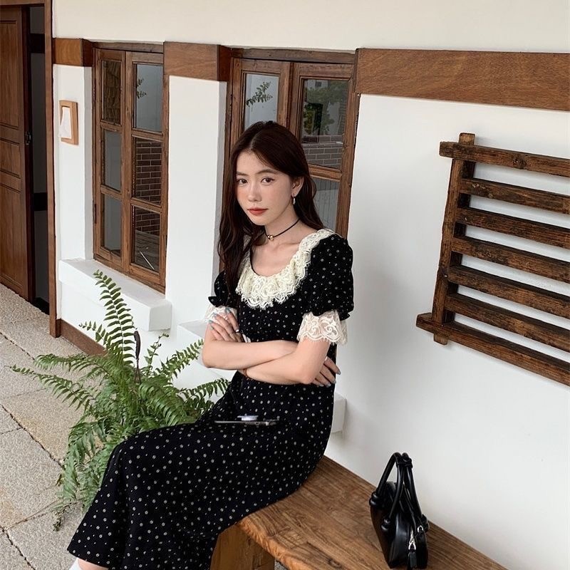 เดรสคอปกใบบัวสไตล์ฝรั่งเศสสีดำชุดเดรสลายดอกไม้หวานแบบใหม่ฤดูร้อนกระโปรงพักดื่มน้ำชาแขนสั้นหรูหราแบบยาวปานกลาง