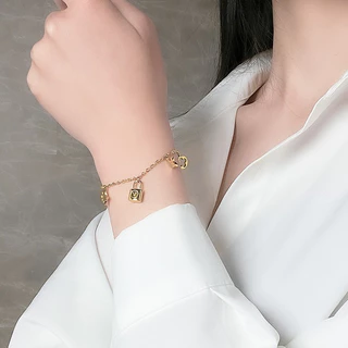 สร้อยข้อมือโคลเวอร์สี่ใบ สแตนเลสเคลือบทอง มีความทนทานและหรูหรา