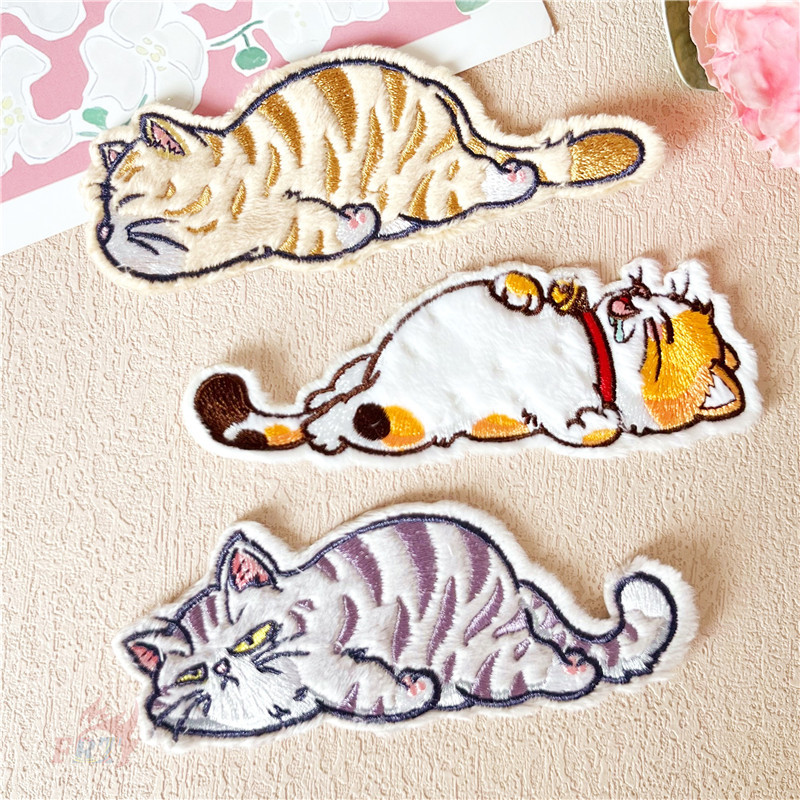 Q Lying Flat Cats Plush Self-กาวสติกเกอร์ Patch 1 ชิ้น/3 ชิ้น DIY เย็บบนเหล็กบนป้ายเสื้อผ้าเย็บปักถักร้อย