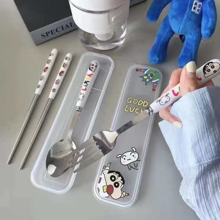 【พร้อมส่ง】ช้อนชินจัง ช้อน  ตะเกียบ ช้อนพกพา shinchan tableware ชุดช้อน ตะเกียบ ส้อม สแตนเลสพกพา พิมพ์การ์ตูน