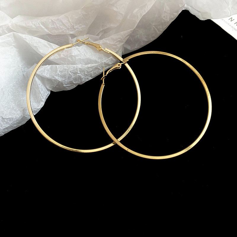 ต่างหูห่วงขนาดใหญ่แบบ matte textured gold ในสไตล์ minimalist chic เสริมความสวยงามในวัน.daily และ retro - รูปที่ 5