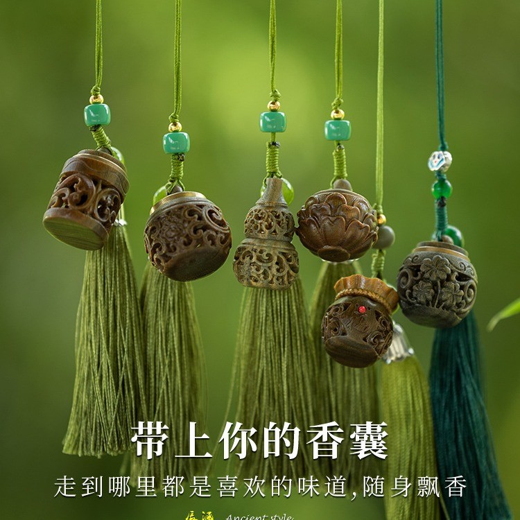 โบราณพู่จี้ไม้จันทน์สีเขียวแบบพกพาซอง Ball Hollow Cheongsam Pressed จี้คอน้ําหอม Ball จี้ Diffuser