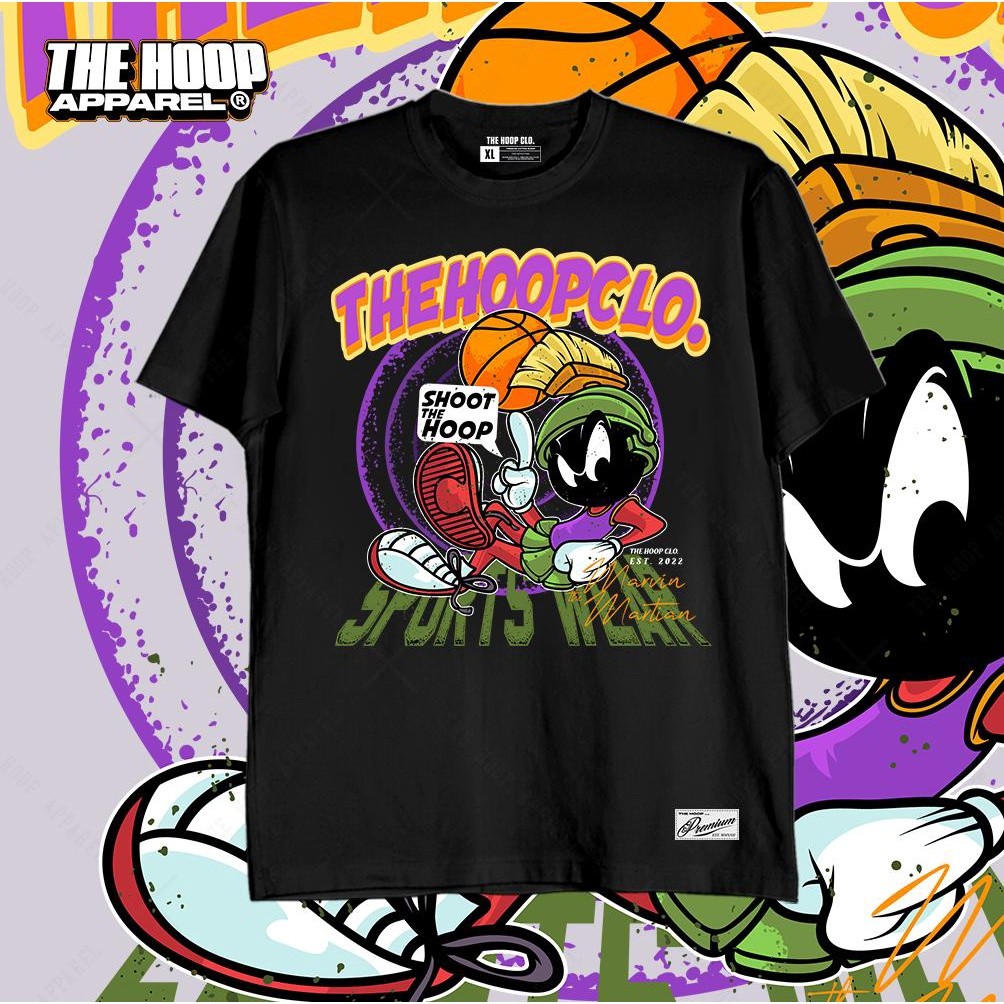 THE HOOP APPAREL TUNE SQUAD MARTAN GRAPHIC COTTON TSHIRT สําหรับผู้ชายและผู้หญิงฟรีถุงเท้าและสติ๊กเก
