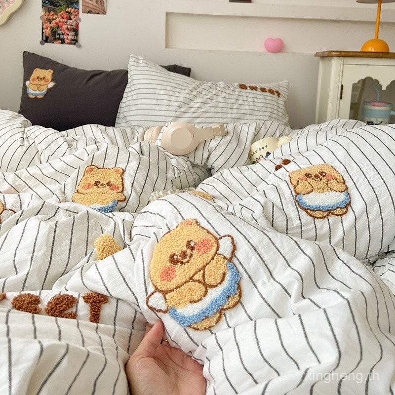 ชุดผ้าปูที่นอน 4-in-1 ปักลายหมีเนย G0YX (ใหม่) 1 ผ้าปูที่นอน + 1 ปลอกผ้านวม + ปลอกหมอน 2 ใบ เหมาะสำห