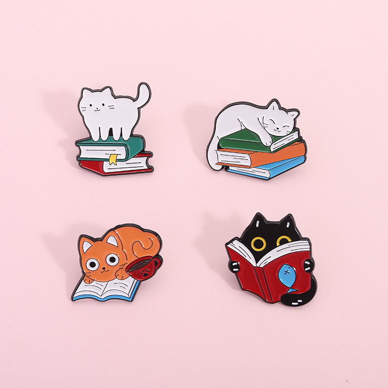 น่ารักการ์ตูนปลาหนังสือแมวเข็มกลัด Pins สัตว์ตลกแมวเข็มกลัดป้ายโลหะเสื้อผ้าอุปกรณ์เสริมเด็กของขวัญ