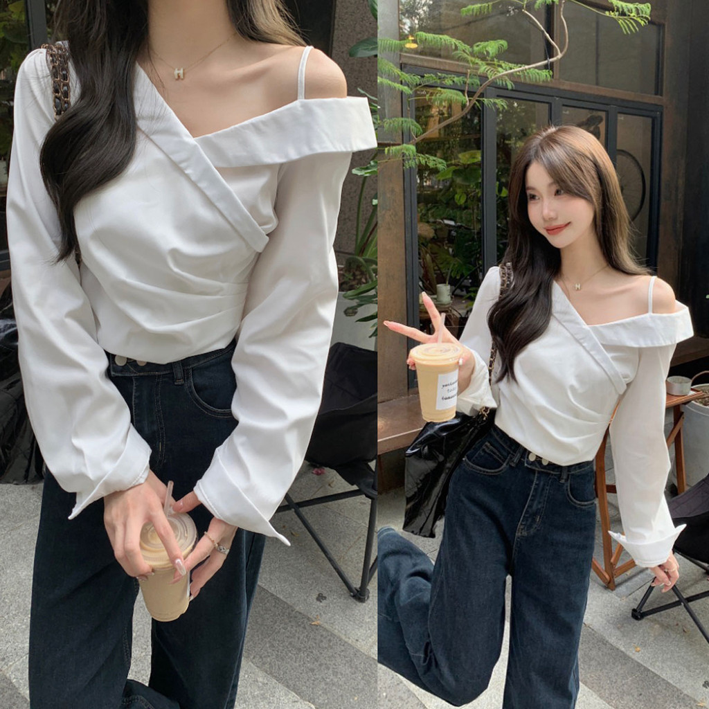 Dahong 💙เสื้อเชิ้ตผู้หญิงแขนยาว ทรงเข้ารูป  เสื้อเชิ้ตเปิดไหล่ ผ้าCottonสีขาว แต่งดีเทลสายเดี่ยว เรียบหรู ดูดี W598