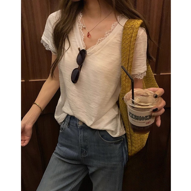 ฤดูร้อนสไตล์ใหม่ผู้หญิงไหล่ลูกไม้หวานสีทึบคอวีเสื้อยืดแขนสั้น 250513