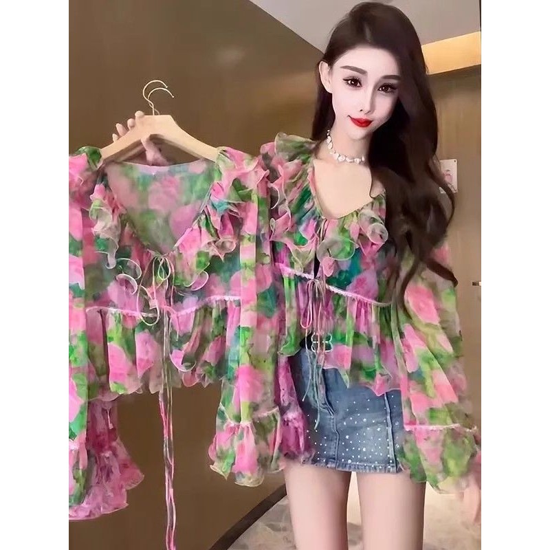 เสื้อเชิ้ตแขนยาวคอวีลายดอกไม้ฝรั่งเศสเร้าใจเย็บเสื้อแขนยาวผู้หญิงสไตล์บางแฟชั่นด้านบน#法式碎花v领荷叶边拼接长袖衬衫女年薄款洋气上衣