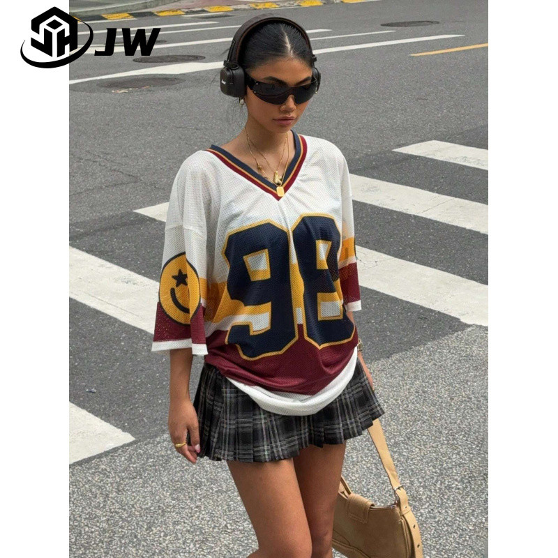 2025 เสื้อยืดคอวีพิมพ์ตัวอักษรและตัวเลขสำหรับผู้หญิงใหม่ กีฬากลางแจ้ง ระบายอากาศได้ สบาย แห้งเร็ว