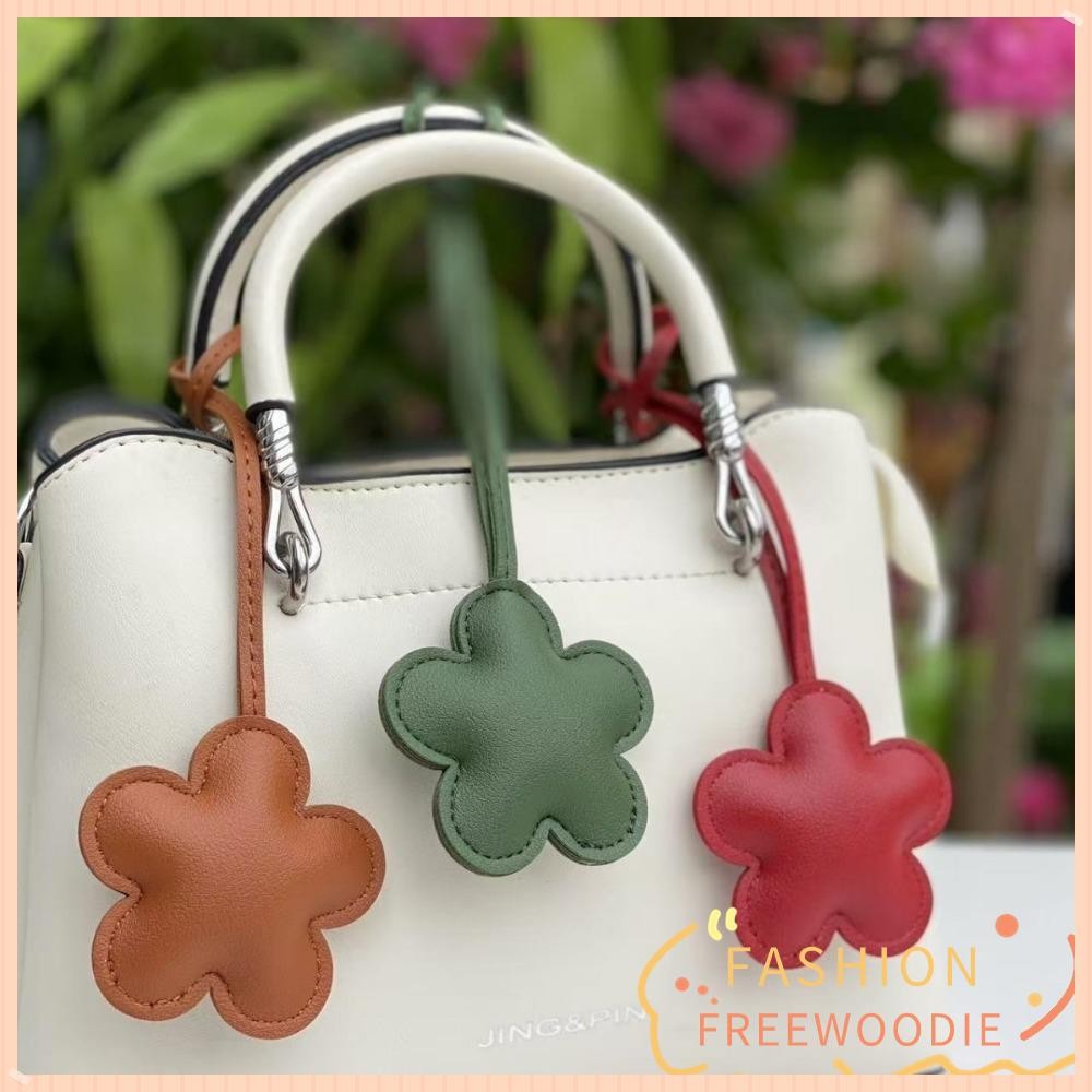 Freewoodie พวงกุญแจรถ, พวงกุญแจดอกไม้ส่วนบุคคลหนัง PU, จี้กระเป๋าการ์ตูนสีทึบอินเทรนด์สําหรับผู้หญิงจี้กระเป๋า