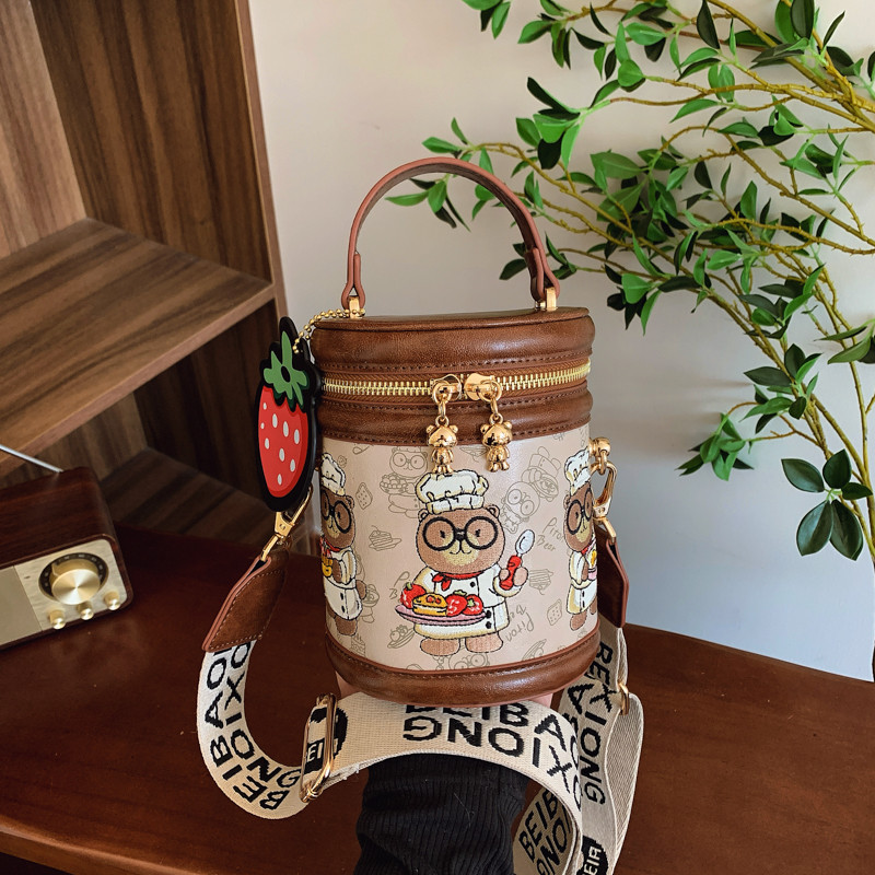 Ladies Bear Messenger Bag Fashion Wide Shoulder Strap Bucket Bag Retro All-Match Portable Shoulder กระบอก Bag