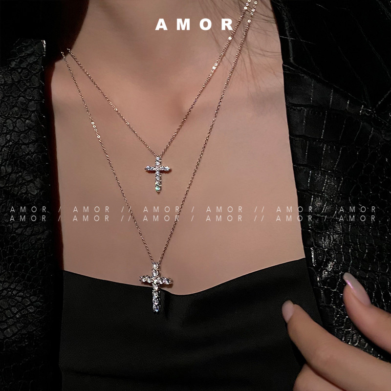 Diamond Studded Cross สร้อยคอชั้นเหล็กไทเทเนียมสําหรับผู้หญิง