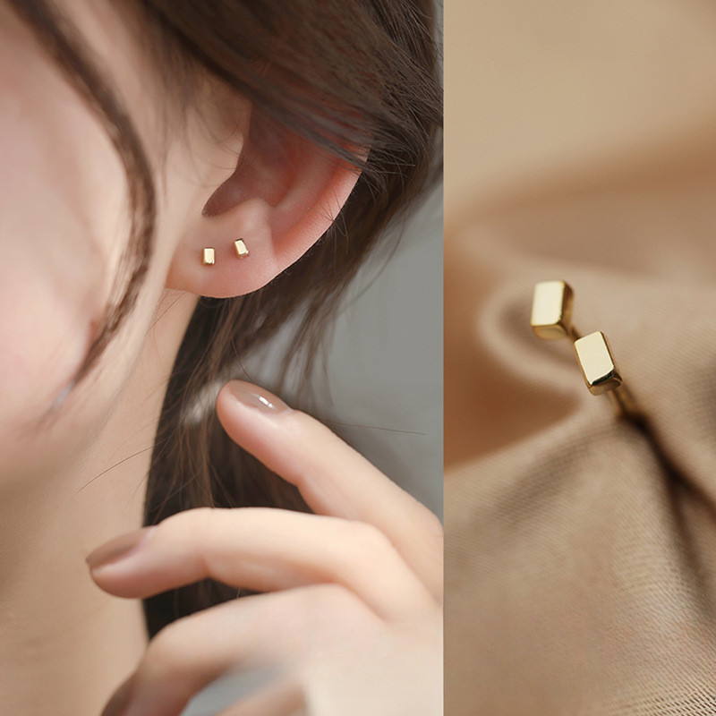 มินิสี่เหลี่ยมผืนผ้าเจาะต่างหูสตั๊ด Fow ผู้หญิง Golden Hypoallergenic Daily Jewellery สําหรับเด็ก