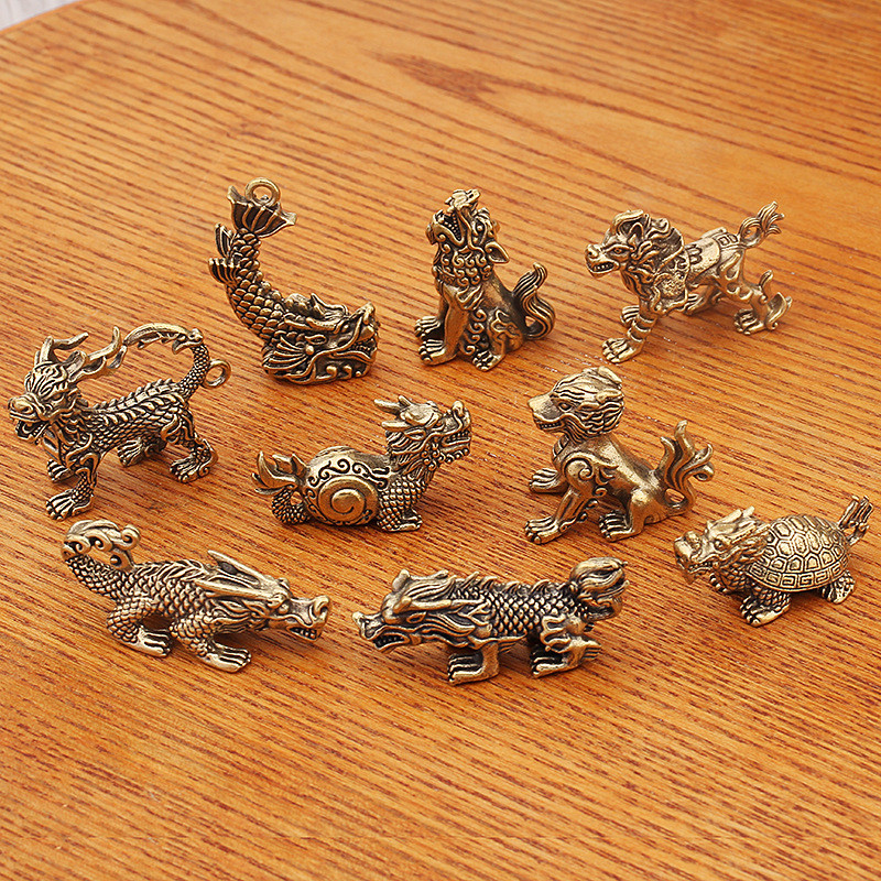 ((การรักษาราคาต่ํา) Dragon Sang Jiuzi เครื่องประดับ Dragon Sang Jiuzi Distressed Solid อุปกรณ์เสริมจี้ตะกละเดสก์ท็อปเครื่องประดับตกแต่งจับของเล่นทองเหลือง C