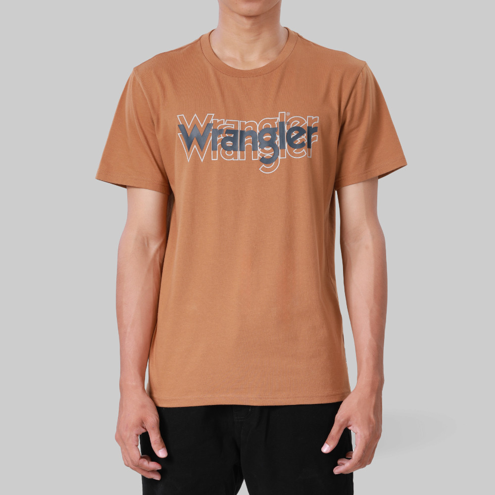 WRANGLER เสื้อยืดแขนสั้นผู้ชาย Regular รุ่น WR F524MTSSF78 สีน้ำตาล