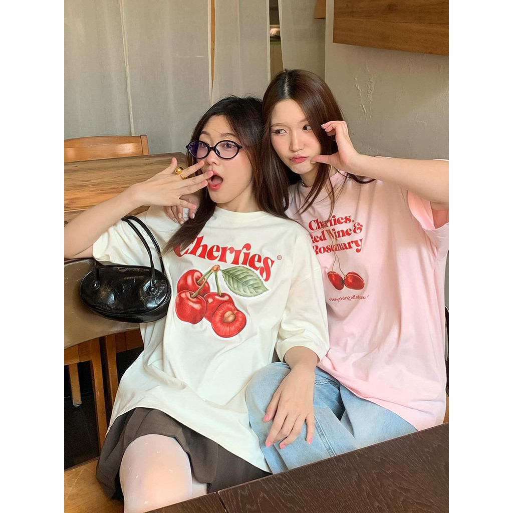 COD (กรุงเทพจัดส่งสินค้า) เสื้อยืด oversize - แฟชั่นหวานเชอร์รี่ตัวอักษรพิมพ์เสื้อยืดผู้หญิงแขนสั้น