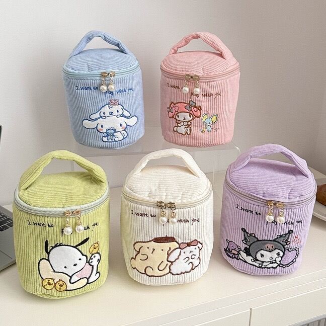 พร้อมส่ง กระเป๋าใส่เครื่องสำอาง ขนนิ่ม ใส่ของได้เยอะ ลายการ์ตูน มีหูหิ้ว แบบซิป พกพาสะดวก