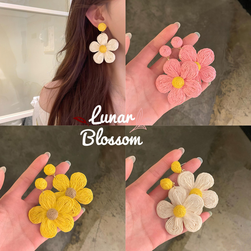 Lunar Blossom ต่างหูดอกเดซี่ถักเปีย สีโดพามีน ทอด้วยมือ สไตล์หวานน่ารัก ดีไซน์เก๋ พร้อมส่งในไทย