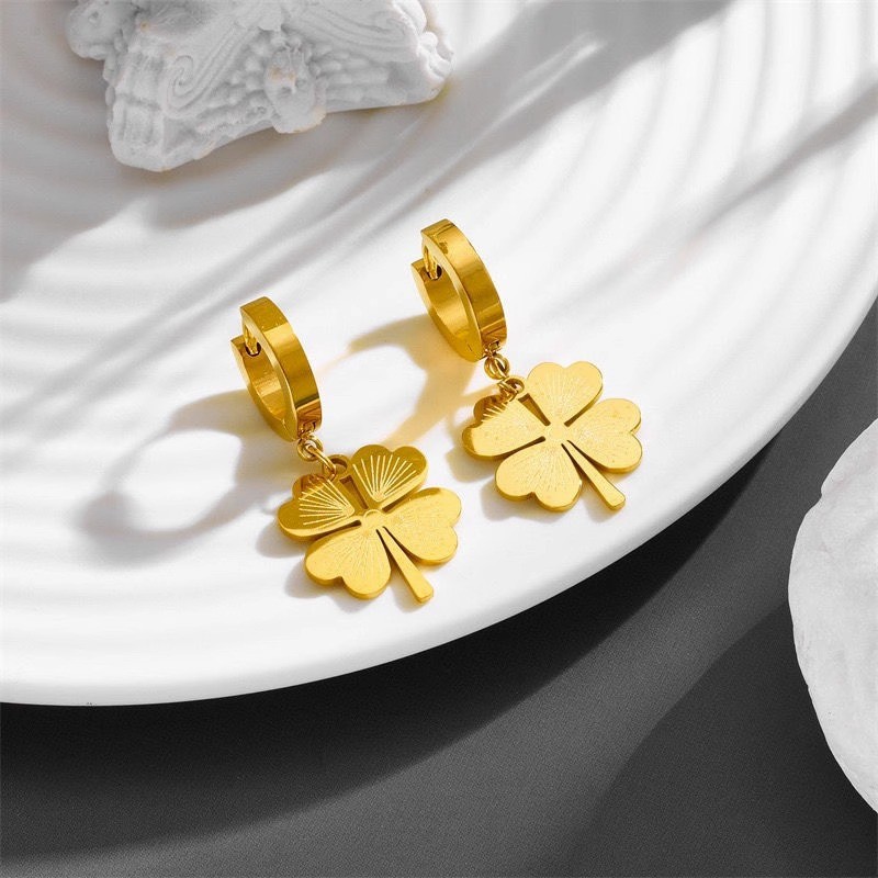 ที่ไม่ซ้ํากันไทเทเนียมเหล็ก 18k Gold Plated Lucky Leaves Hoop ต่างหูสําหรับผู้หญิง Hypoallergenic แฟชั่นอุปกรณ์เสริมของขวัญ