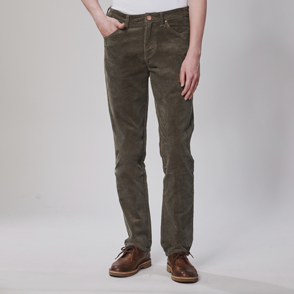 WRANGLER กางเกงขายาวผู้ชาย คอลเลคชั่น Legend Of Wrangler FW24 เอวกลาง ทรงตรง รุ่น WR F224MGREN33 - สีเขียวมะกอก