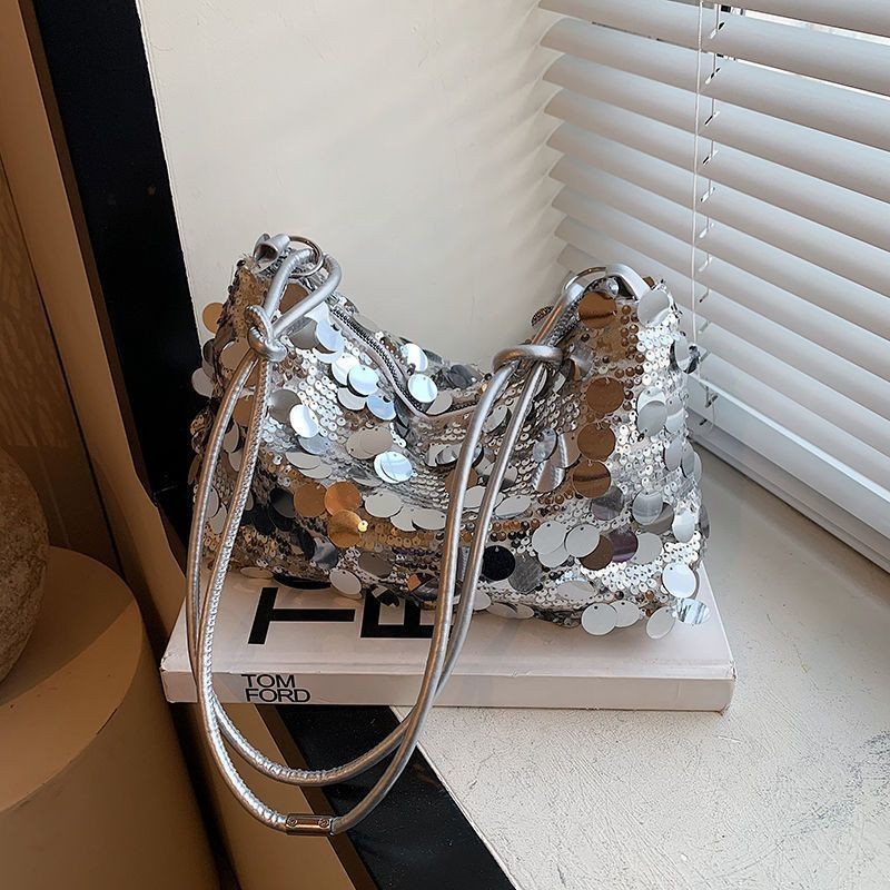 กระเป๋าใบเล็กระดับไฮเอนด์สําหรับผู้หญิง 2024 ใหม่อินเทรนด์และทันสมัยประดับด้วยเลื่อมกระเป๋าสะพายข้างสไตล์ตะวันตก ว