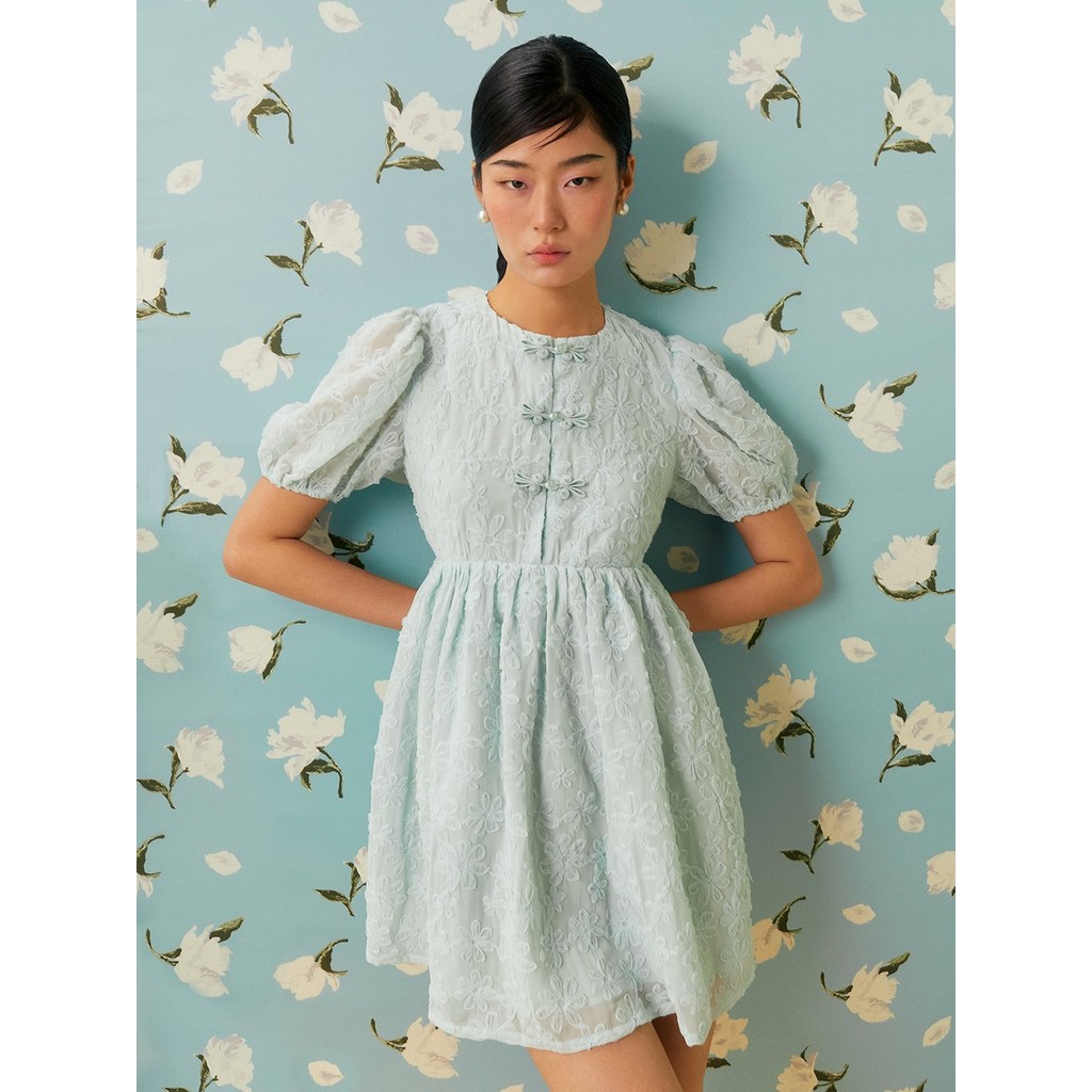 [Pomelo] เดรสลายดอกไม้แต่งกระดุมจีน / Floral Knot Button Dress