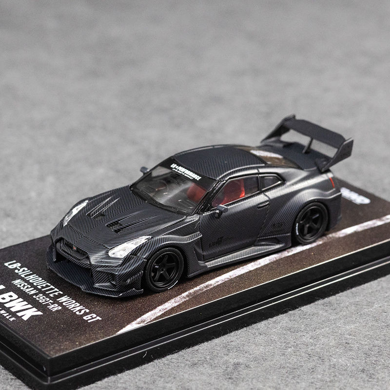 INNO 1: 64 Nissan GTR R35 สีดําคาร์บอนไฟเบอร์รุ่นรถคอลเลกชันเครื่องประดับ
