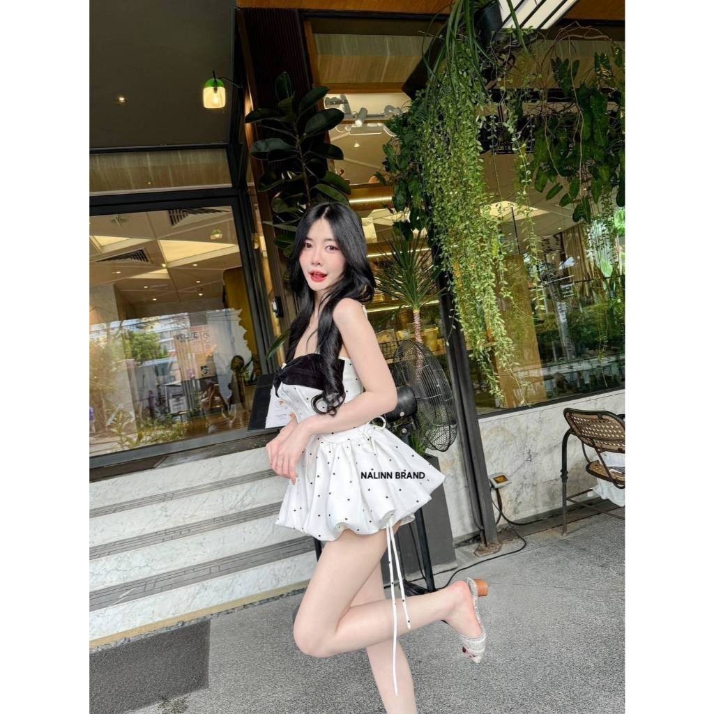 (xs-l) (พร้อมส่ง) Nalinn44 SET 2 ชิ้น เสื้อ+กระโปรง  เสื้อสายเดี่ยวสีขาว ลายจุด แต่งโบว์ด้านหน้า ทรง