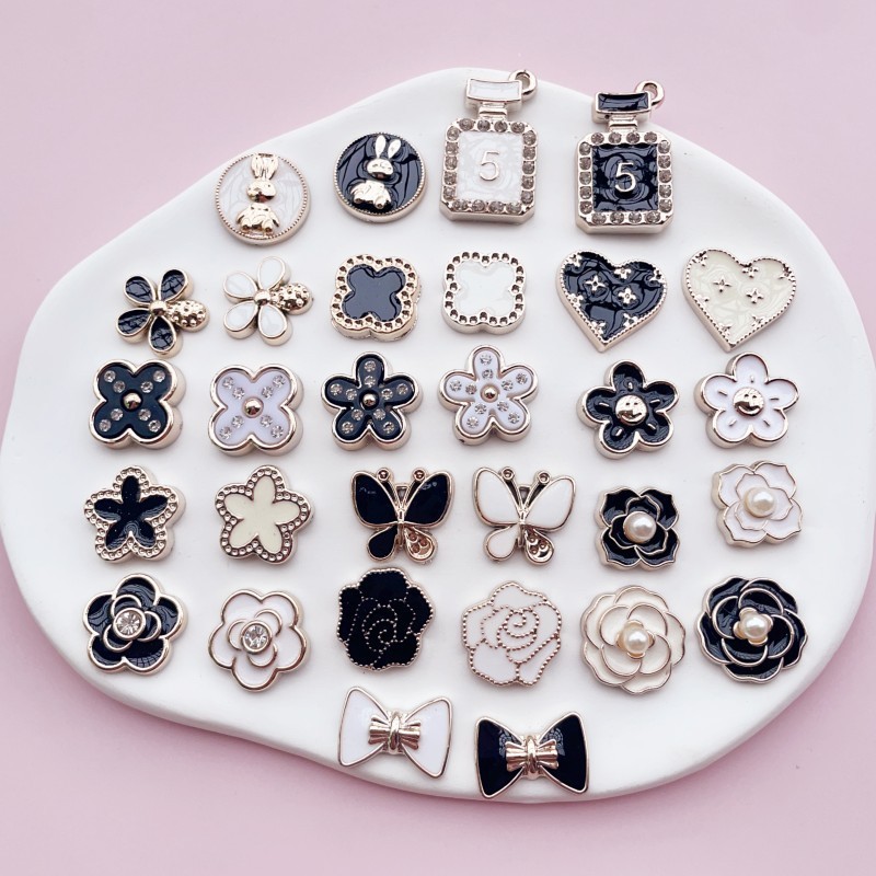 10pcs สไตล์เกาหลีน้ำหอมขนาดเล็ก DIY อุปกรณ์เครื่องประดับหยดน้ำมันคาเมลเลียกุหลาบเรซินแพทช์โทรศัพท์มือถือยางรัดรองเท้าวัสดุ